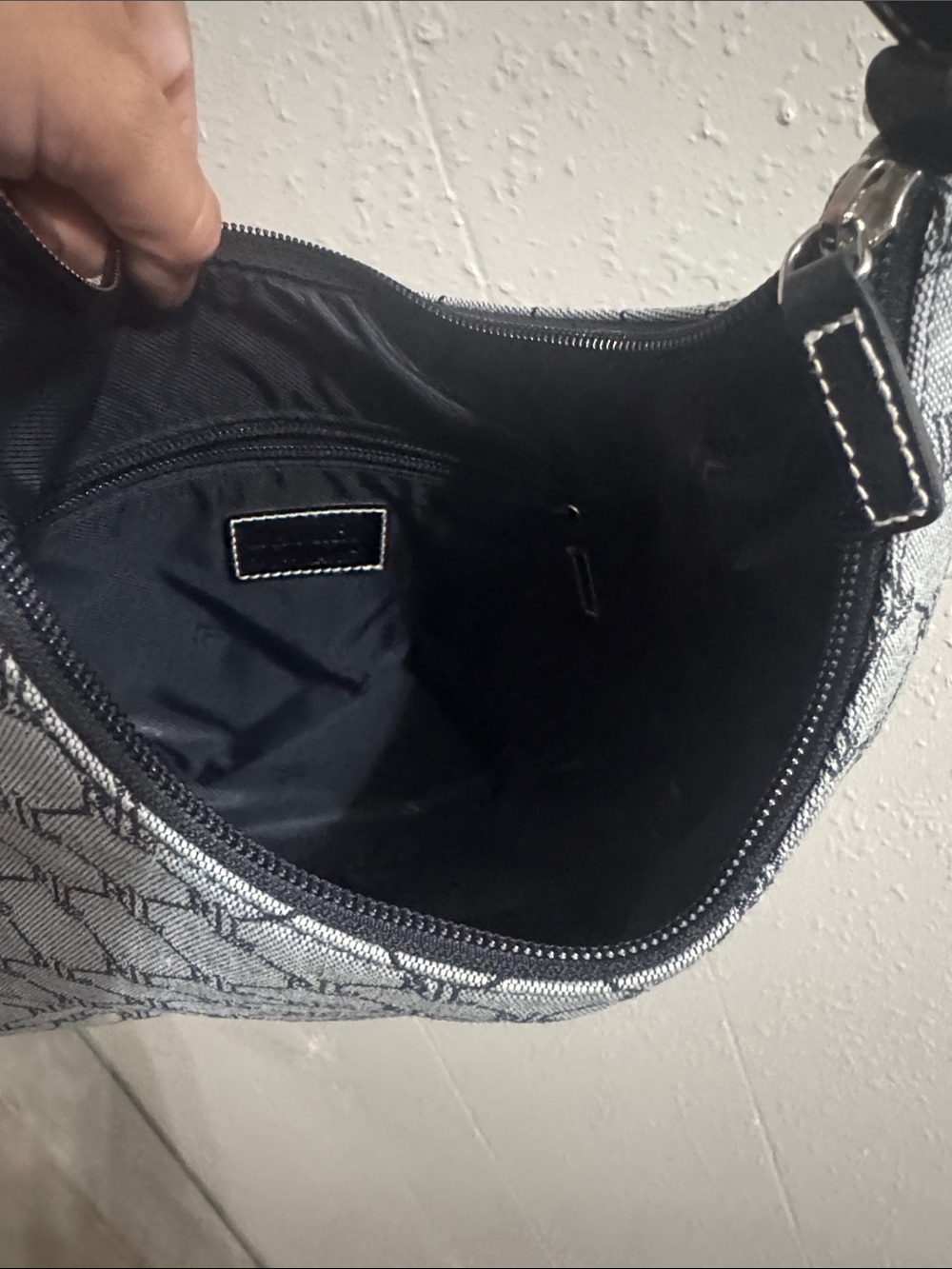 Ralph Lauren Gray Monogram Shoulder Bag with Black Trim - Picture 11 of 16